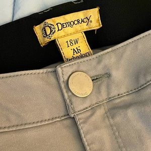 Democracy cropped jeans in gray. Size 18w and inseam is a 24”.